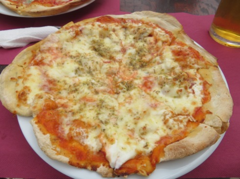My pizza.......tomato sauce, cheese, chicken, oregano and......get this....mayo!!!!!